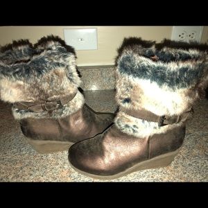 Girl’s brown boots with faux fur